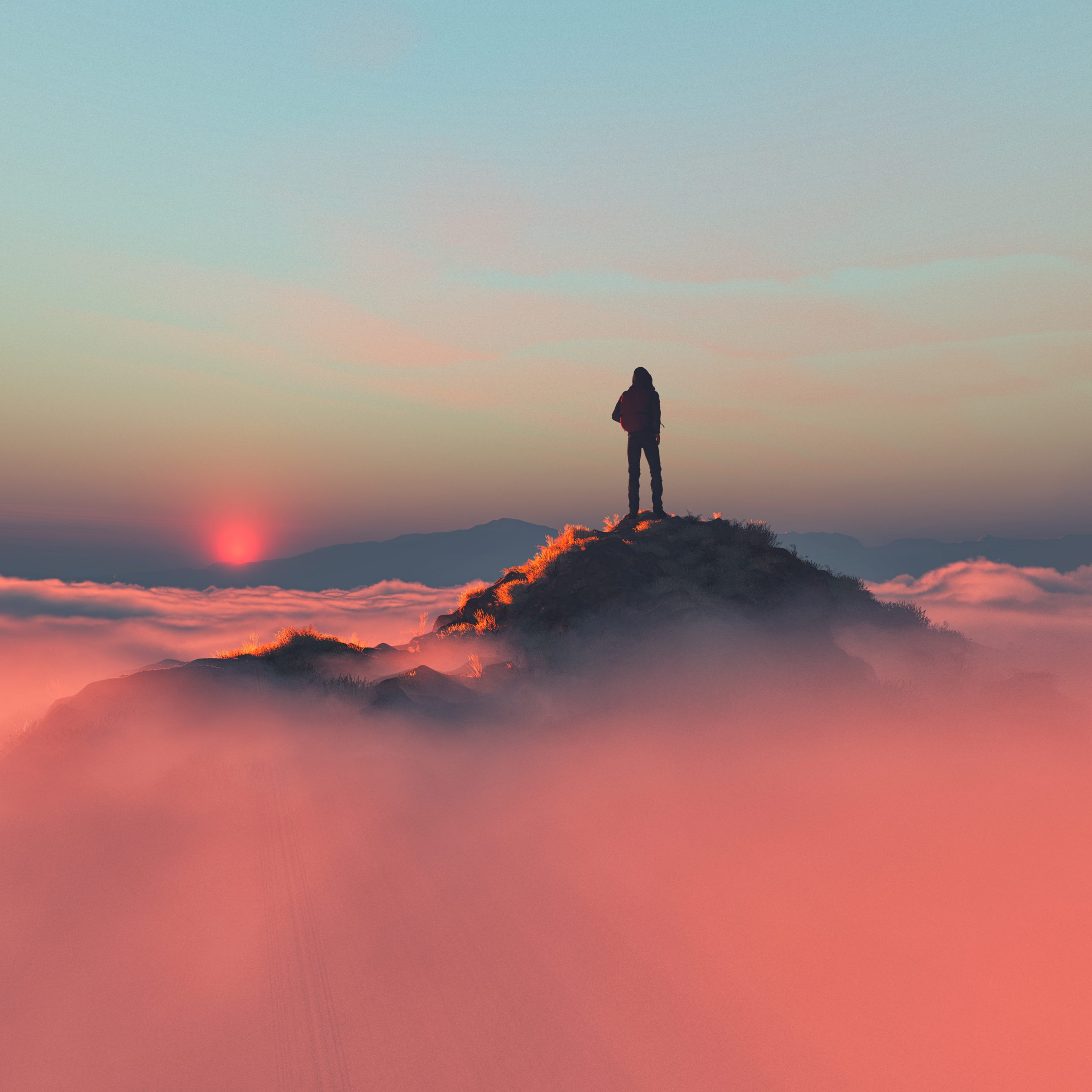 un.e alpiniste sur un sommet avec soleil couchant sur mer de nuages