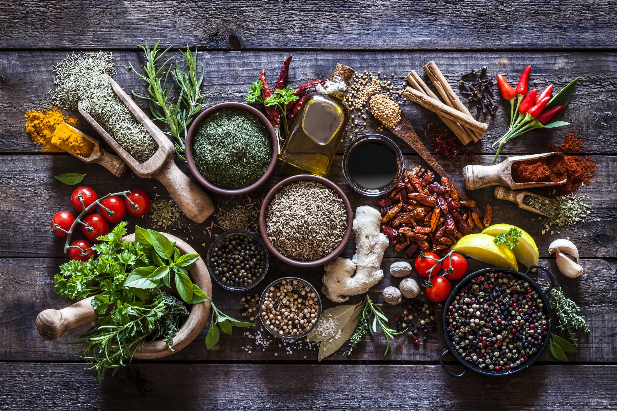 Spices and herbs on rustic wood kitchen table Privilégier la méthode agile